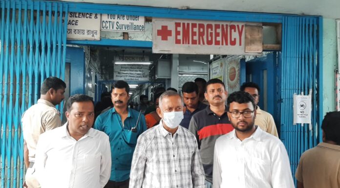 দুর্ঘটনায় আহতদের দেখতে মেয়র গৌতম দেব।