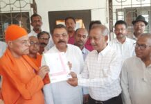 শিলিগুড়ি রামকৃষ্ণ মিশনের জমির কাগজপত্র পুরনিগম তুলে দিল সন্ন্যাসীদের হাতে।