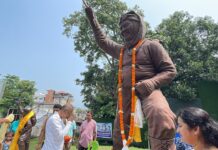 তেনজিং নোরগে মূর্তিতে পুষ্পার্ঘ্য নিবেদন করে শ্রদ্ধা জানালেন মেয়র গৌতম দেব।