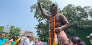 তেনজিং নোরগে মূর্তিতে পুষ্পার্ঘ্য নিবেদন করে শ্রদ্ধা জানালেন মেয়র গৌতম দেব।