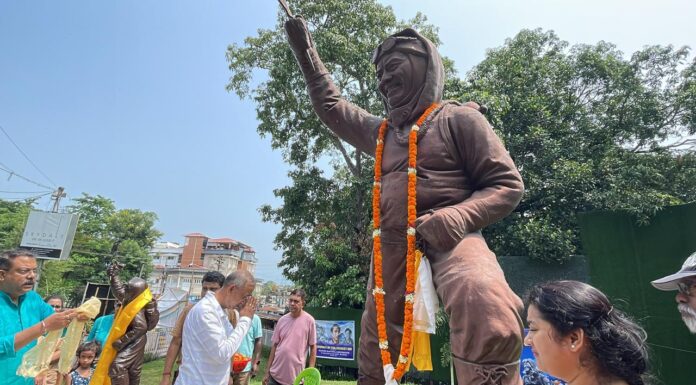 তেনজিং নোরগে মূর্তিতে পুষ্পার্ঘ্য নিবেদন করে শ্রদ্ধা জানালেন মেয়র গৌতম দেব।