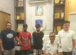 ছিনতাই হওয়া ১৪ টি মোবাইল সহ দুই ব্যক্তি গ্রেপ্তার।