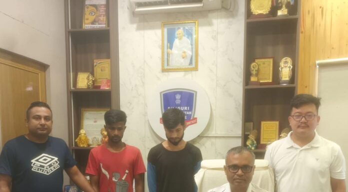 ছিনতাই হওয়া ১৪ টি মোবাইল সহ দুই ব্যক্তি গ্রেপ্তার।