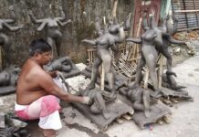 মৃৎশিল্পীরা কালী প্রতিমা তৈরিতে ব্যস্ত।