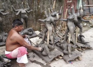 মৃৎশিল্পীরা কালী প্রতিমা তৈরিতে ব্যস্ত।