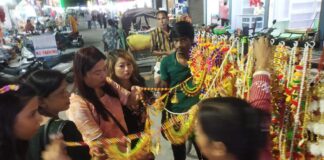 ঘর সাজানোর রাজস্থানী জিনিস রাজস্থানীরা বিক্রি করতে ব্যস্ত।