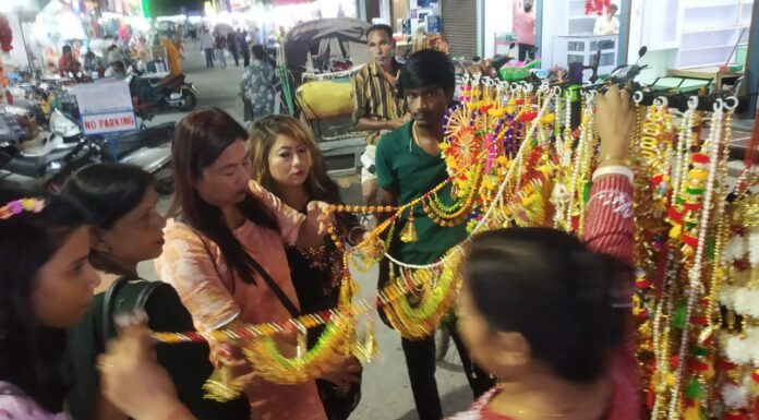 ঘর সাজানোর রাজস্থানী জিনিস রাজস্থানীরা বিক্রি করতে ব্যস্ত।