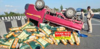 উল্টে গেল চাল বোঝাই গাড়ি