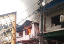 হায়দারপাড়ায় একটি বাড়িতে আগুন।