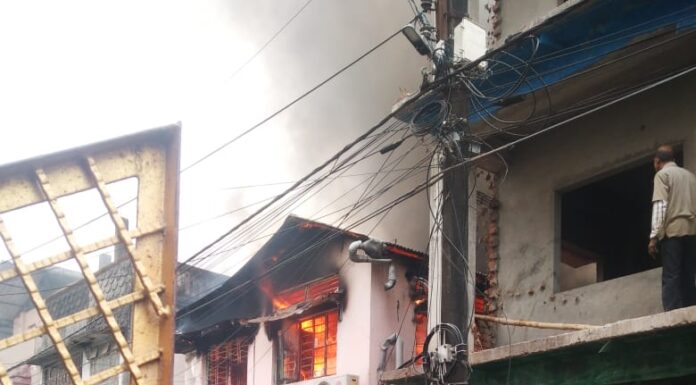 হায়দারপাড়ায় একটি বাড়িতে আগুন।