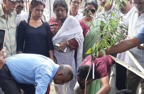 শিলিগুড়ি পুরনিগমের ৩৩নং ওয়ার্ড কমিটির উদ্যোগে ওয়ার্ডের বিভিন্ন এলাকা জুড়ে বৃক্ষ রোপন কর্মসূচিতে উপস্থিত ছিলেন শিলিগুড়ি পুরনিগমের মেয়ের গৌতম দেব।