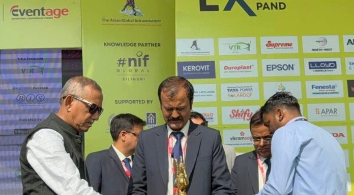 বাণিজ্য মেলার শুভ উদ্বোধনী অনুষ্ঠানে শিলিগুড়ির মেয়র গৌতম দেব।