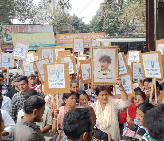 শিলিগুড়ি আদালত চত্বরে বিক্ষোভ।