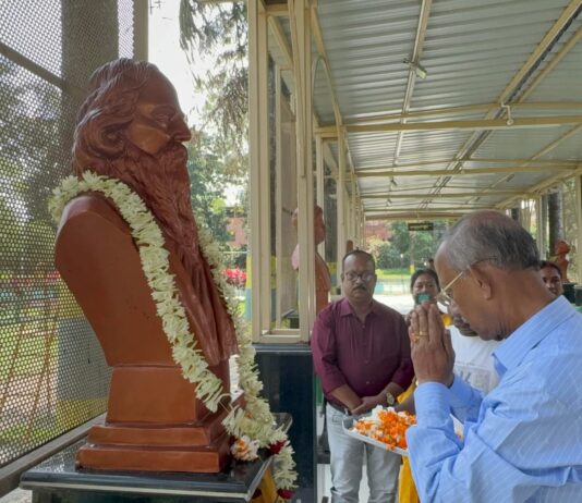 সূর্যসেন পার্কে কবি গুরু কে শ্রদ্ধা মেয়রের