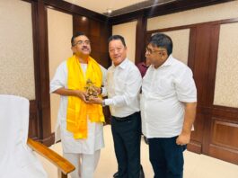 মুখ্যমন্ত্রীর সঙ্গে সাক্ষাৎ বিমল গুরুং ও রোশন গিরি।