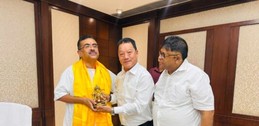 মুখ্যমন্ত্রীর সঙ্গে সাক্ষাৎ বিমল গুরুং ও রোশন গিরি।