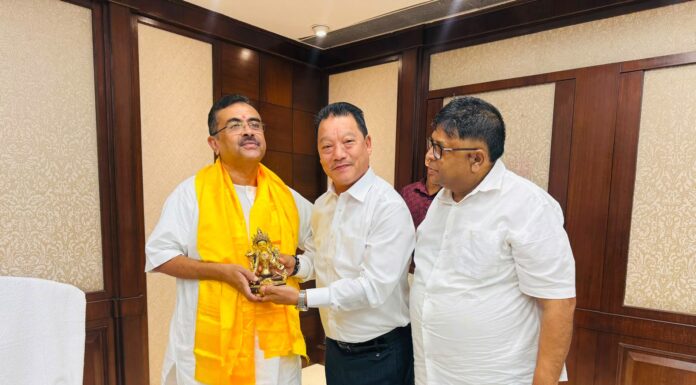 মুখ্যমন্ত্রীর সঙ্গে সাক্ষাৎ বিমল গুরুং ও রোশন গিরি।