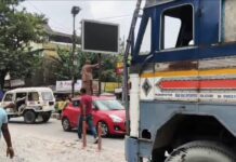 তেলের ট্রাঙ্কারের ধাক্কায় এক বৃদ্ধার মৃত্যু।