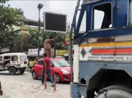 তেলের ট্রাঙ্কারের ধাক্কায় এক বৃদ্ধার মৃত্যু।