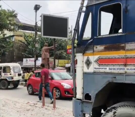 তেলের ট্রাঙ্কারের ধাক্কায় এক বৃদ্ধার মৃত্যু।
