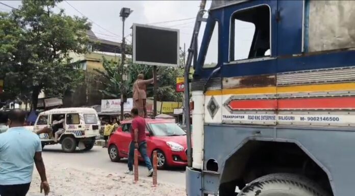 তেলের ট্রাঙ্কারের ধাক্কায় এক বৃদ্ধার মৃত্যু।